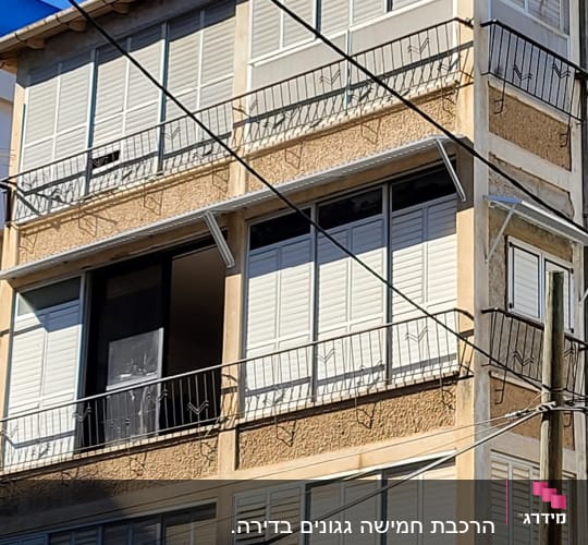 חלונות אלומיניום עם תריסים במבנה מגורים
